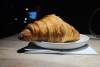 Según el dueño de la pastelería, el corte del croissant implicó un plato extra y el tiempo del personal para realizarlo, entre otros detalles.