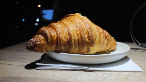 Según el dueño de la pastelería, el corte del croissant implicó un plato extra y el tiempo del personal para realizarlo, entre otros detalles.