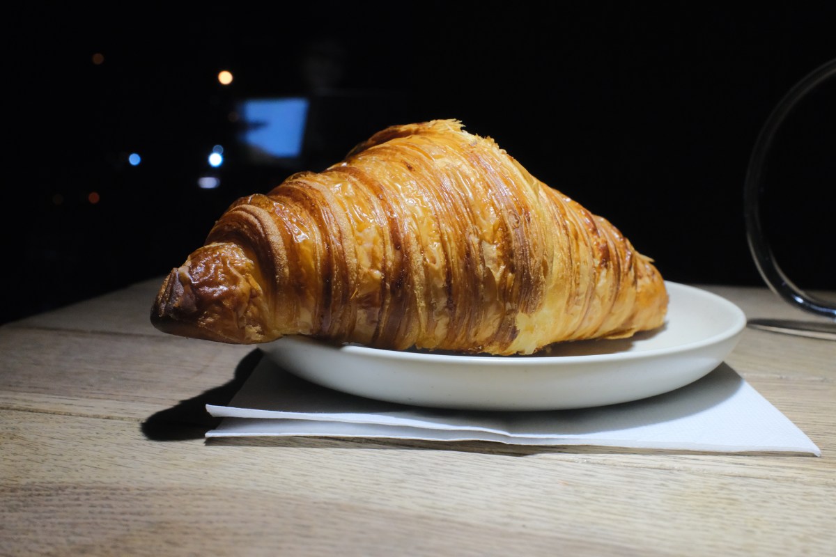Pidió que le cortaran un croissant y le cobraron un extra: la factura se viralizó