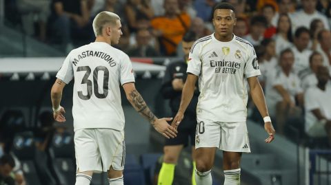 MADRID, 19/08/2025.- El delantero argentino del Real Madrid Franco Mastantuono (i) saluda a Kylian Mbappé durante el partido de la primera jornada de LaLiga que Real Madrid y Atlético Osasuna disputan hoy martes en el estadio Santiago Bernabéu. EFE/Mariscal