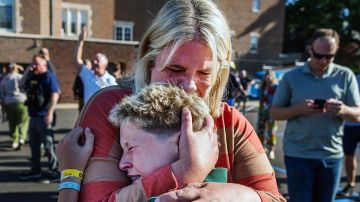 Quiénes son las víctimas y otras preguntas sobre el ataque a la iglesia de una escuela católica en EE.UU.