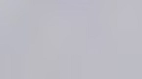 El joven enfrenta múltiples cargos, entre ellos agresión a un oficial de policía, fuga temeraria y posesión de armas de fuego.