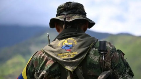 Un miembro del frente Carlos Patiño, al que Petro acusó de ser el responsable de la muerte de 13 policías en un ataque con drones.