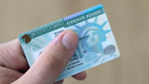 La green card es un documento que permite a una persona vivir y trabajar de forma permanente en los Estados Unidos.