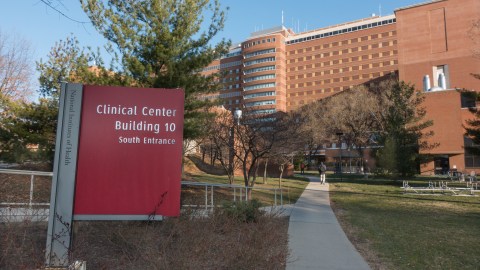 Agentes de ICE llegaron al Centro Clínico de Bethesda, en Maryland, para arrestar a la hispana.