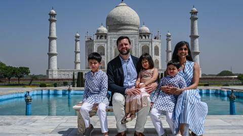 Las críticas señalan que viajes del vicepresidente combinan diplomacia, protestas y tiempo en familia.