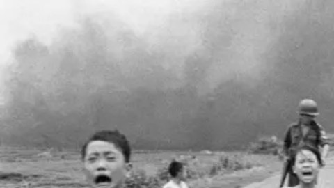 Nick Ut ganó un Pulitzer y otros numerosos premios por la foto llamada "El terror de la guerra", conocida popularmente como "La niña del napalm". En el centro se ve a Kim Phuc, de 9 años.