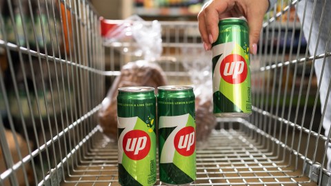 Retiran 20,000 latas de 7Up por información incorrecta sobre el azúcar