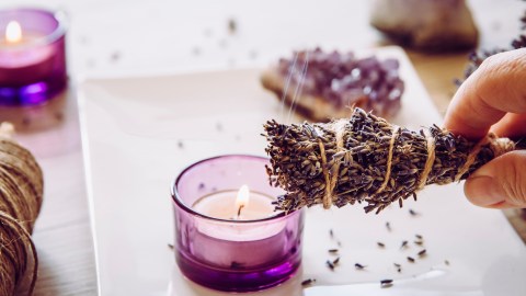 Existen diversos métodos para limpiar energéticamente tu hogar.