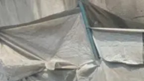 Uma Saadi dice que ha evacuado 15 veces desde que comenzó la guerra y que ya no puede mantener a sus hijos.