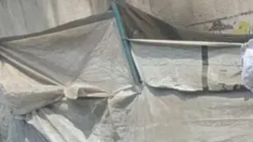 Uma Saadi dice que ha evacuado 15 veces desde que comenzó la guerra y que ya no puede mantener a sus hijos.