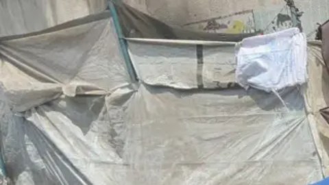 Uma Saadi dice que ha evacuado 15 veces desde que comenzó la guerra y que ya no puede mantener a sus hijos.