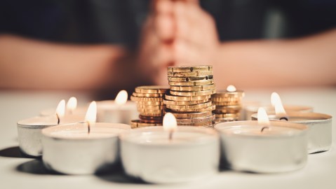 Los rituales pueden ayudar a tu signo a sintonizarse con la energía del dinero.