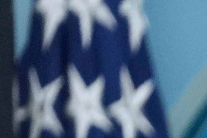 La secretaria de prensa de la Casa Blanca, Karoline Leavitt, muestra fotos del nuevo salón de baile de la Casa Blanca.