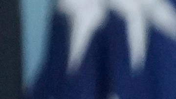 La secretaria de prensa de la Casa Blanca, Karoline Leavitt, muestra fotos del nuevo salón de baile de la Casa Blanca.