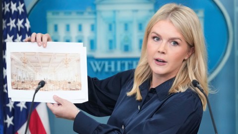 La secretaria de prensa de la Casa Blanca, Karoline Leavitt, muestra fotos del nuevo salón de baile de la Casa Blanca.