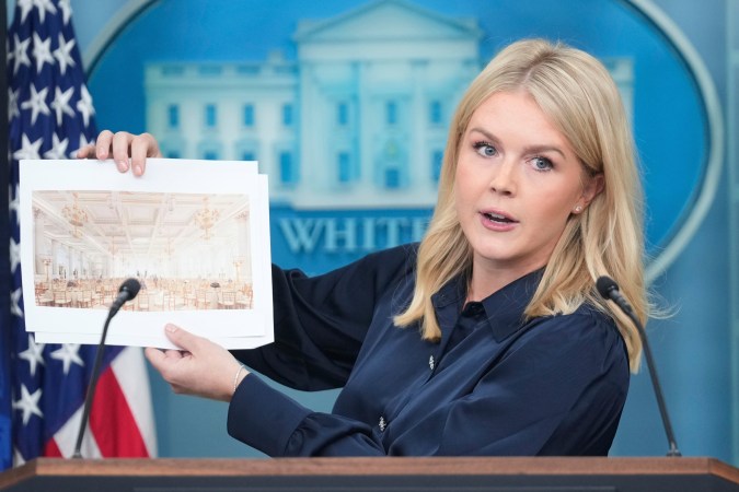 La secretaria de prensa de la Casa Blanca, Karoline Leavitt, muestra fotos del nuevo salón de baile de la Casa Blanca.