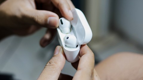 La nueva función de los AirPods para detectar cuando te quedas dormido solamente está disponible con iOS 26