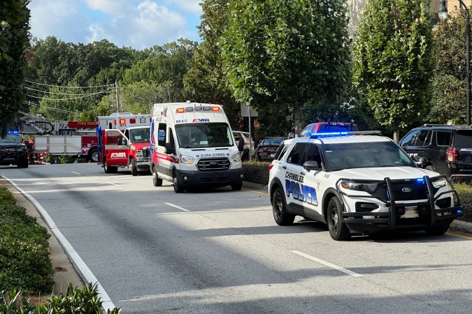 Vehículos de emergencia en el campus de Atlanta de la Universidad Emerson, tras reportes de un tirador activo.