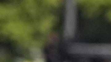 Agentes de policía armados caminan cerca de la escena del tiroteo en la Universidad Emory en Atlanta.