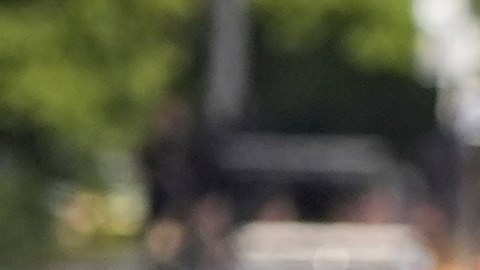 Agentes de policía armados caminan cerca de la escena del tiroteo en la Universidad Emory en Atlanta.