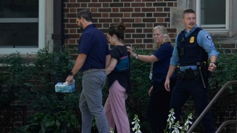 Personas son evacuadas de la escuela de la Iglesia de la Anunciación en Minneapolis donde ocurrió un tiroteo masivo.