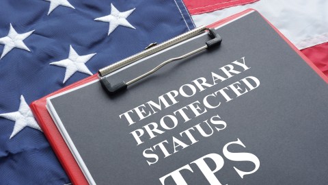 El TPS no conduce automáticamente a una residencia permanente, por lo que sus beneficiarios deben buscar otras vías legales para permanecer en el país una vez que expire.