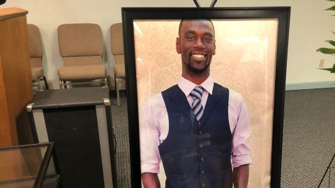 Un retrato de Tyre Nichols se exhibe en un servicio conmemorativo en su honor el martes 17 de enero de 2023.