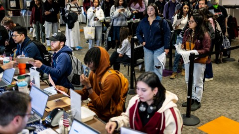 Votantes ejercen su derecho en Denver el día de las elecciones, el 5 de noviembre de 2024.