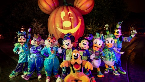 Los personajes del parque están usando trajes especiales de Halloween.