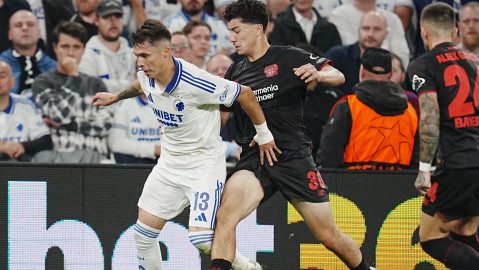 Copenhagen (Denmark), 18/09/2025.- Rodrigo Huescas of FC Copenhagen (L) in action against Claudio Echeverri of Bayer Leverkusen during the UEFA Champions League first round soccer match between FC Copenhagen and Bayer 04 Leverkusen, in Copenhagen, Denmark, 18 September 2025. (Liga de Campeones, Dinamarca, Copenhague) EFE/EPA/Liselotte Sabroe DENMARK OUT