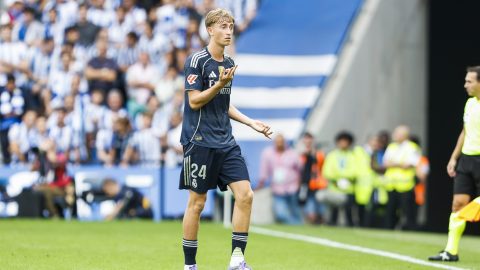 SAN SEBASTIÁN, 13/09/2025.-El defensa del Real Madrid Dean Huijsen durante su expulsión en el partido de la jornada 4 de La Liga EA Sports este sábado en el estadio Municipal de Anoeta en San Sebastián.- EFE/ Juan Herrero