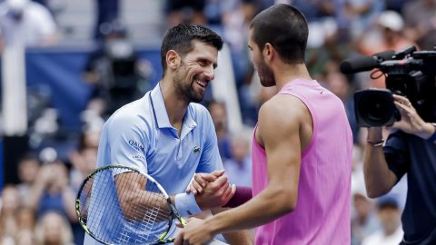 FLUSHING MEADOWS (United States), 06/09/2025.- Carlos Alcaraz (R) of Spain greets Novak Djokovic (L) of Serbia after Alcaraz defeated Djokovic during the men's singles semifinals during the US Open Tennis Championships at the USTA Billie Jean King National Tennis Center in Flushing Meadows, New York, USA, 05 September 2025. The US Open tournament runs from 24 August through 07 September. (Tenis, España, Nueva York) EFE/EPA/JOHN G. MABANGLO