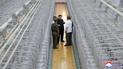 El gobernante Kim Jong-un recorriendo las instalaciones del Instituto de Armas Nucleares