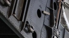 Migrantes llegan a El Salvador desde Estados Unidos para ser internados en el CECOT.