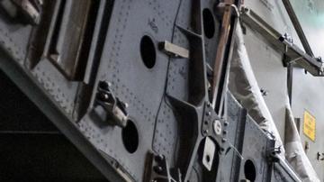 Migrantes llegan a El Salvador desde Estados Unidos para ser internados en el CECOT.