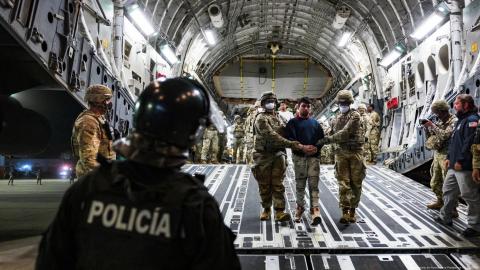Migrantes llegan a El Salvador desde Estados Unidos para ser internados en el CECOT.