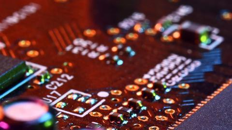 La inteligencia artificial facilita que personas sin mayor conocimiento técnico en programación puedan desarrollar aplicaciones, que no siempre tienen fines beneficiosos.