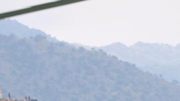 Habitantes de la región y soldados talibanes, reunidos junto a un helicóptero que transporta a víctimas del sismo en Afganistán.