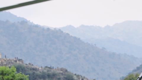 Habitantes de la región y soldados talibanes, reunidos junto a un helicóptero que transporta a víctimas del sismo en Afganistán.