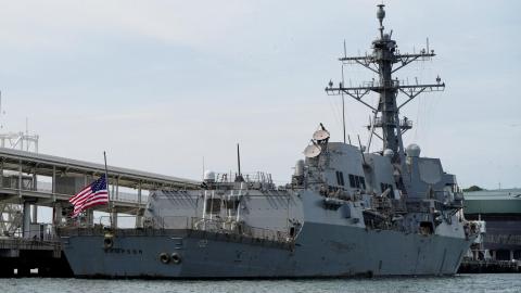El destructor USS Sampson atraca cerca del canal de Panamá, en medio de una gran concentración de fuerzas navales estadounidenses en el Caribe.