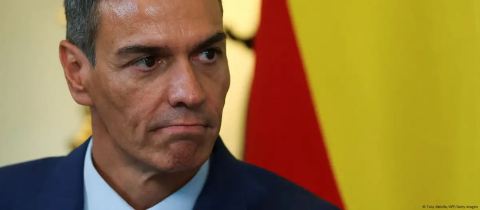 Avión en que volaba Sánchez sufre avería y regresa a Madrid