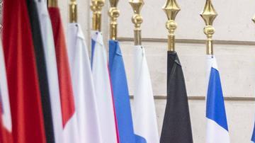 Macron y Zelenski llegan a la reunión con líderes internacionales durante la cumbre de la Coalición de Voluntarios, en el palacio presidencial del Elíseo en París.