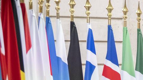 Macron y Zelenski llegan a la reunión con líderes internacionales durante la cumbre de la Coalición de Voluntarios, en el palacio presidencial del Elíseo en París.