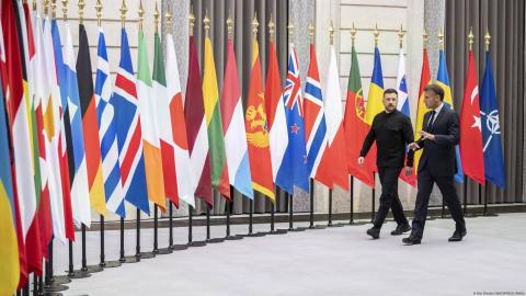Macron y Zelenski llegan a la reunión con líderes internacionales durante la cumbre de la Coalición de Voluntarios, en el palacio presidencial del Elíseo en París.