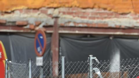 Los servicios de emergencia de Madrid trabajan en el bar en el que se produjo la explosión.