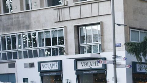MADRID, 16/09/2025.- Agentes de la Policía Nacional cargan contra aficionados del Olympique de Marsella a su llegada al estadio Santiago Bernabéu antes del partido de la primera jornada de la Liga de Campeones entre Real Madrid y Olympique de Marsella, este martes en Madrid. EFE/ Rodrigo Jiménez
