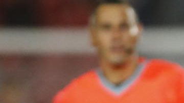 AMDEP4446. SANTIAGO (CHILE), 28/09/2025.- Gustavo Prado (d) de Brasil disputa un balón con Gilberto Mora de México este domingo, en un partido del grupo C de la Copa Mundial Sub-20 entre Brasil y México en el estadio Nacional en Santiago (Chile). EFE/ Esteban Garay