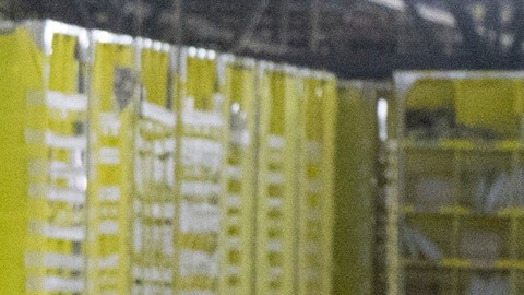 La empresas implementan más máquinas para automatizar sus procesos de producción.