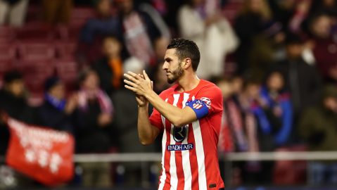 Koke, el capitán del Atlético de madrid fue uno de los encargados de honrar la memoria de Diogo Jota.